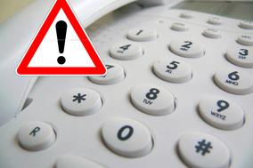 Telefon und Warnzeichen mit Ausrufezeichen