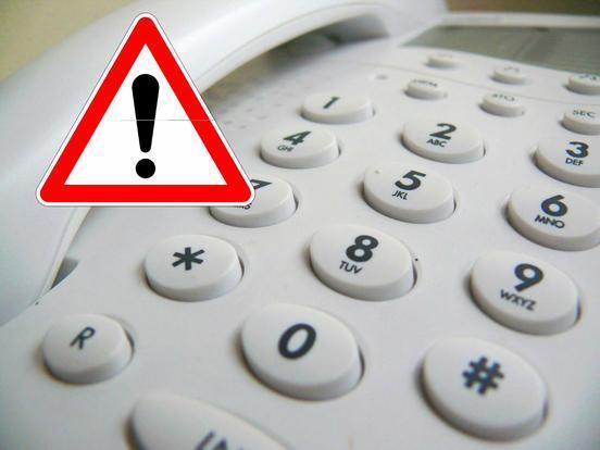 Telefon und Warnzeichen mit Ausrufezeichen