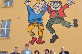 Die Delegation mit Schulleiter Dirk Ulrich vor der Wilhelm-Busch-Schule