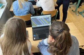 Schülerinnen während es Spielens