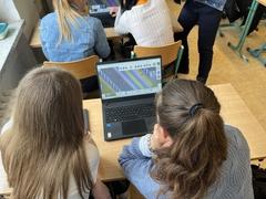 Schülerinnen während es Spielens