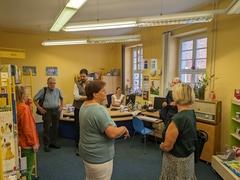 Bild in der Bibliothek von Oben mit 6 Personen 2 Männer