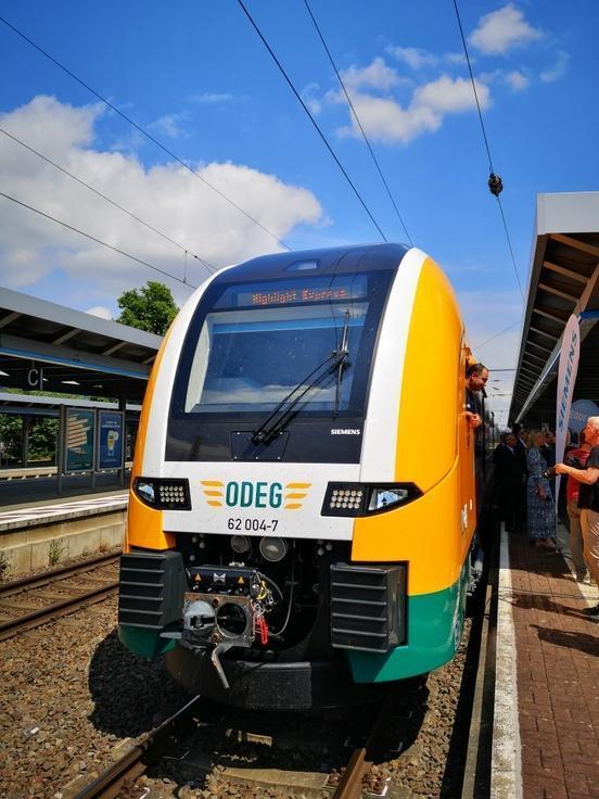 Verkehrsvertrag Netz Elbe-Spree am Hauptbahnhof in Brandenburg an der Havel unterzeichnet