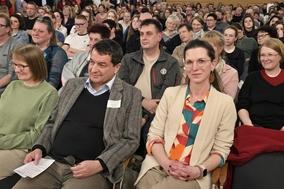 Beigeordnete Alexandra Adel und VDMK-Geschäftsführer Winnetou Sosa inmitten der großen Gästeschar im Rolandsaal.