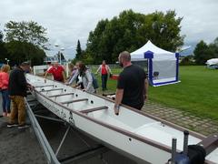 Mit vereinten Kräften wird das Drachenboot vom Hänger gehoben.