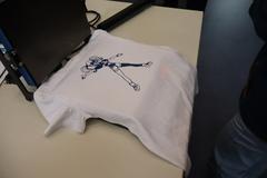 Logo von einem Mädchen auf der Shirt-Vorderseite.