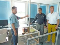 Uwe Philipp (links) und Thomas Konietzko (rechts) erklären Nama Ashish die Funktionsweise der Zielkamera