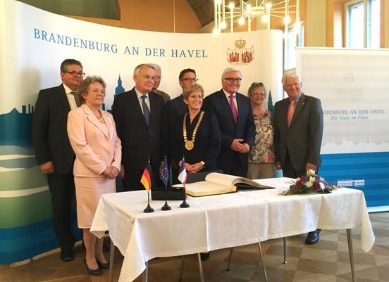 Gruppenfoto mit Mitgliedern und Fraktionsvorsitzenden der Stadtverordnetenversammlung Brandenburg an der Havel