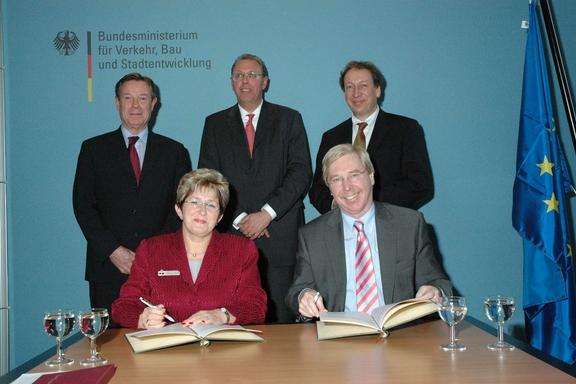 Staatssekretär Großmann und Oberbürgermeisterin Dr. Tiemann gemeinsam mit Vertretern des MIR, der VIFG und der PPP Task Force bei der Vertragsunterzeichnung