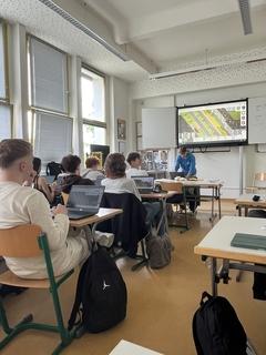 Schüler präsentiert seinen Entwurf.