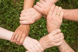 Hände fassen sich an. Foto: Pixabay