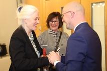 Der OB mit Sybille Kluge vom Behindertenbeirat und der Behindertenbeauftragten Katrin Tietz.