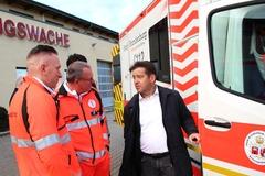 Oberbürgermeister Steffen Scheller im Gespräch mit dem Ärztlichen Leiter des Rettungsdienstes, Martin Hochstatter.