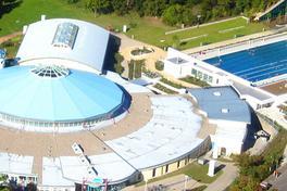 An der Kuppel des Fun Bades wird gebaut