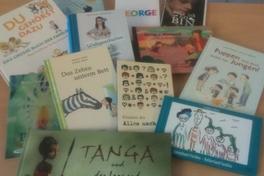 Landesgleichstellungsbeauftragte Monika von der Lippe übergibt Büchertaschen an Öffentliche Bibliotheken