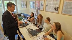 Oberbürgermeister Steffen Scheller besuchte die "Clips for Europe"-Teams in Gollwitz.