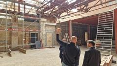 Florian Grotmann erläutert Steffen Scheller den Geschossaufbau und die Nutzung der Kranbahn als Brücke.