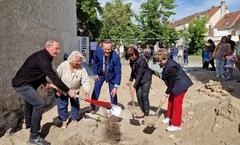 Das Vergraben übernahm (von links) Galerie-Leiter Matthias Frohl, Eva Pudewell, Bürgermeister Michael Müller, Heidrun Fleege und Dr. Dietlind Tiemann.