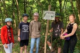Fünf Schülerinnen und Schüler aus dem Franziskaneum Gymnasium in Meißen im Stadtwald von Brandenburg an der Havel