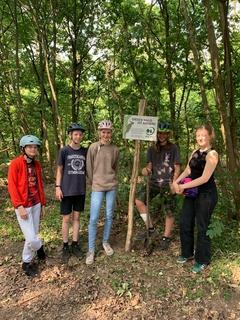 Fünf Schülerinnen und Schüler aus dem Franziskaneum Gymnasium in Meißen im Stadtwald von Brandenburg an der Havel