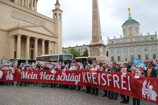 Voller Landtagsvorplatz: Bürgerinnen und Bürger demonstrieren für die Eigenständigkeit ihrer Städte