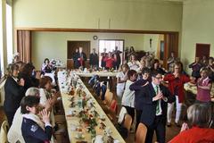 Die Selbsthilfegruppe Osteoporose führt mit den Gästen einige ihrer regelmäßigen Übungen durch.