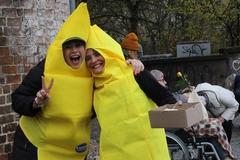 Als Bananen verkleidete Närrinnen.