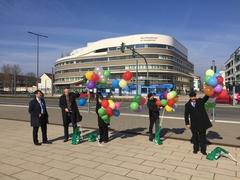 Die VBBr ließen Luftballons mit vier Gutscheinen, die jeweils einen Wert i.H.v. 100 EUR haben, steigen. Die Gutscheine können bei den VBBr in Fahrscheine umgetauscht werden.