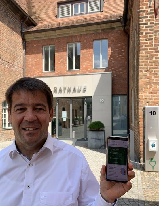 Oberbürgermeister Steffen Scheller wirbt für neue Corona-Warn-App