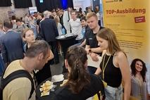 An den Ständen wurde angeregt diskutiert.