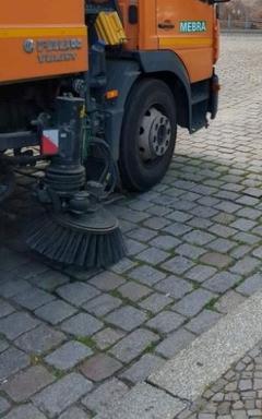 Kehrmaschine im Einsatz