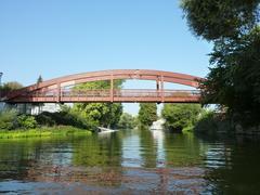 Holzbrücke über dem Wasser