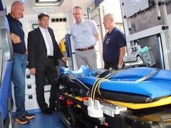 Unternehmenschef Haas erläutert OB Scheller, Feuerwehrchef Horn und den Ärztlichen Leiter des Rettungsdienstes, Dr. Hochstatter, die RTW-Ausstattung