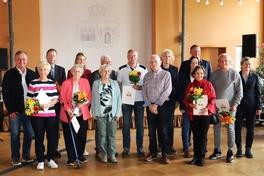 Gruppenbild mit dern Geehrten.