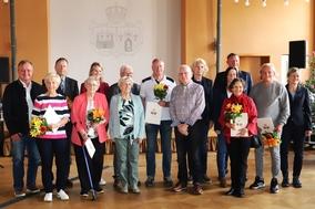 Gruppenbild mit dern Geehrten.