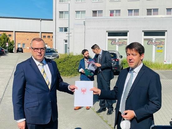 Innenminister überreicht an Oberbürgermeister Steffen Scheller einen Scheck 