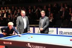 Oberbürgermeisterin Dietlind Tiemann beim symbolischen Anstoß (Break-In), mit dabei: CEB-Präsident Wolfgang Rittmann und brandenburgs Sportminister Günter Baaske