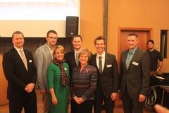 Oberbürgermeisterin Dr. Dietlind Tiemann gemeinsam mit dem Vorstand (Dirk Wendorf, Sven Förster, Sandra Damaschke, Robert Stelle, Hendrik Ulbrich, Thomas Kluge) der Wirtschaftsjunioren