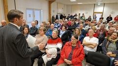 Oberbürgermeister Steffen Scheller vor Ort in Schmerzke.