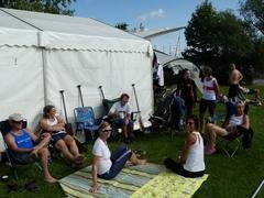 Mitglieder des deutschen Teams entspannen in lockerer Atmosphäre nach dem anstrengenden Training.