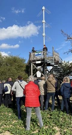 Menschen vor der Telegraphenstation auf dem Mühlenberg.