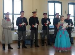 Kinderprinzessin Jette mit der Ehrengarde als Verstärkung bei ihrer Bütt.