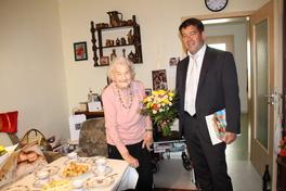 Oberbürgermeister Steffen Scheller gratulierte Johanna Kleinert zum 102. Geburtstag