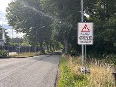 Baustellenschild an der Uferstraße