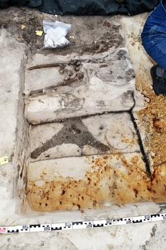 Grab der Prinzessin mit Holzschale