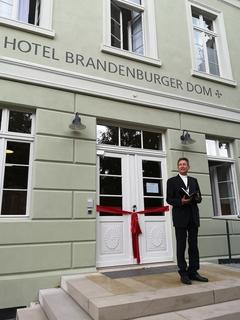 Segnung des Hotels durch Domdechant Wolfgang Huber