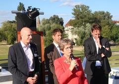 Oberbürgermeisterin Dr. Dietlind Tiemann spricht zu den Gästen. (im Hintergrund Aufsichtsratsvorsitzender und Bürgermeister Steffen Scheller (Mitte) und die Geschäftsführer Uwe Müller (links) und Gunter Haase ) 