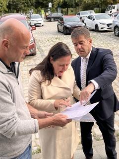 Kulturministerin Manja Schüle schaut sich gemeinsam mit Oberbürgermeister Steffen Scheller eine Karte an.