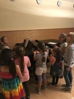 Leiterin Carmen Dahlke beim Einsingen des KinderchoresFoto: Musikschule