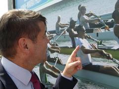 Oberbürgermeister vor dem Plakat